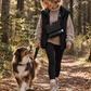 Frau mit Australian Shepherd im Herbstwald, trägt die Lumpers Loop