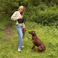 Frau mit ihrem Hund im Wald, greift in die Lumpers Loop